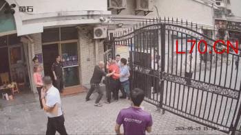两物业“抢地盘” 七旬业主受伤昏迷 明发园小区管理陷入困局，业主自发巡逻防止冲突