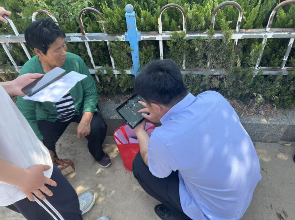 烈日下的坚守，服务中的温度——农行员工上门服务获家长点赞